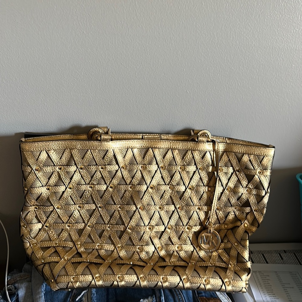 Michael Kors Tote BEAUTIFUL The quality is impeccable. Never carried. BNWOT